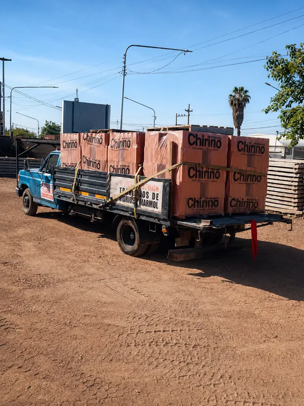 Pallets de ladrillos envueltos en film y asegurados con zunchos.