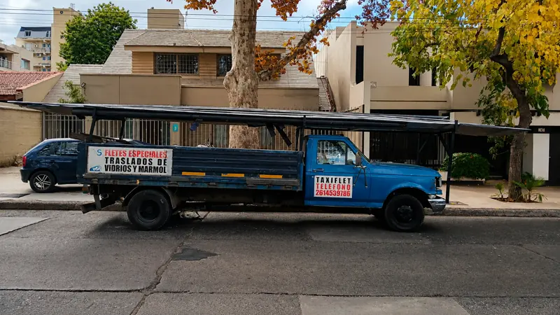 Camión con caballete para traslado vertical de vidrios y mármol.